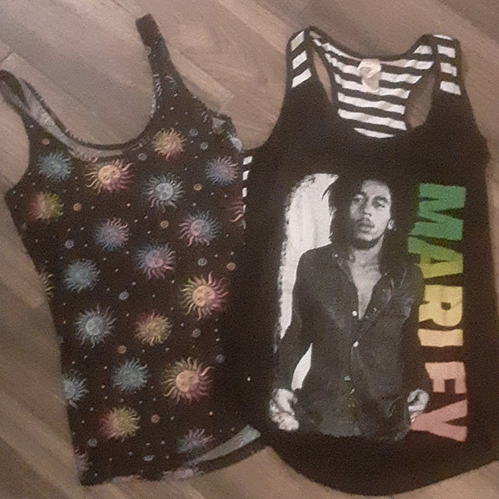 2 sleeveless camisoles (Bob Marley)